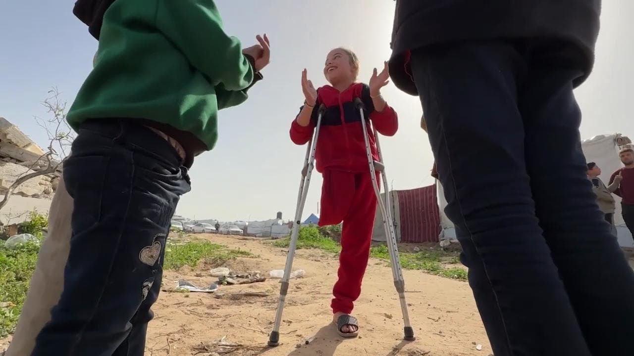 Gaza, Melek 9 anni: orfana e la gamba amputata: "Vorrei una protesi, per giocare e andare a scuola"