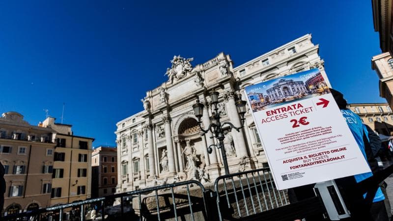 Fontana di Trevi a pagamento: quel biglietto da due euro per un selfie nella Dolce vita