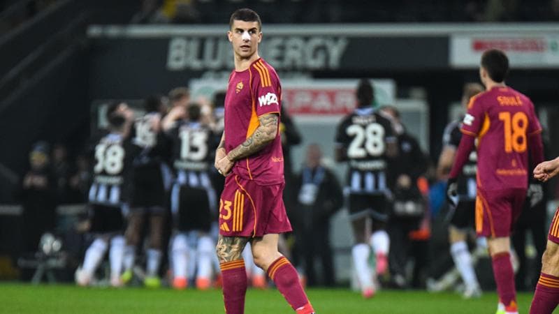 Sullo sfondo i giocatori dell'Udinese esultano dopo il gol