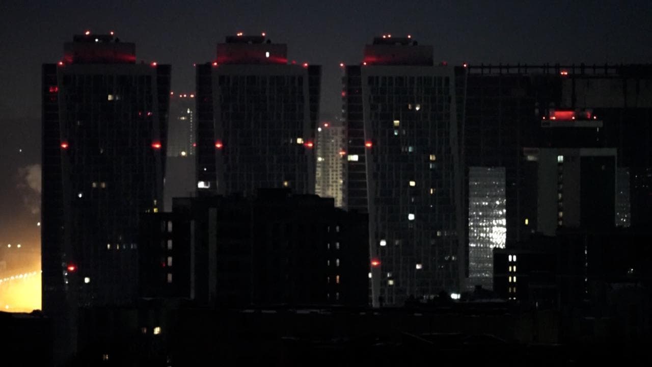 Kiev, notte da incubo: droni russi sul centro della capitale, esplosioni e lampi nel buio