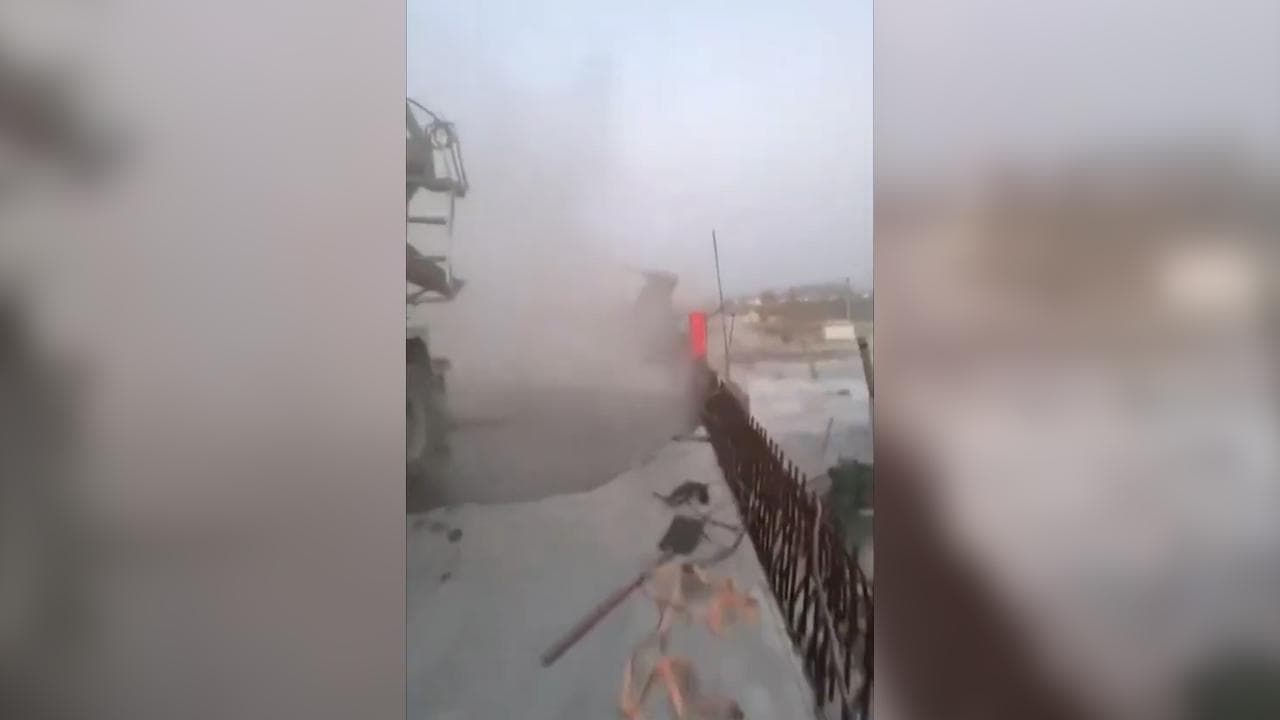 Cina, ponte in costruzione cede e crolla nel fiume: le immagini