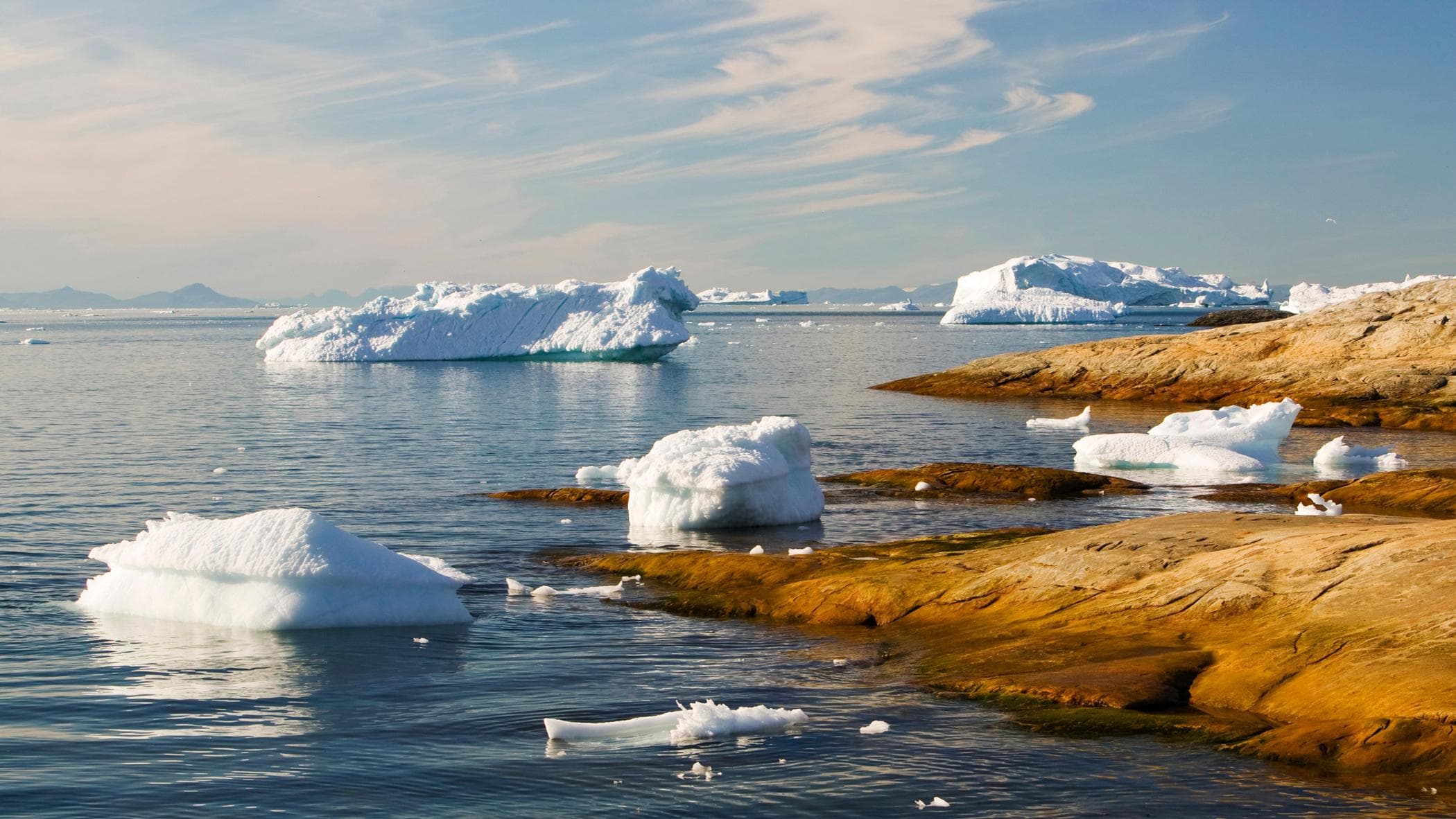 Lo strano caso della Groenlandia. È l’unico luogo al mondo dove il livello del mare sta scendendo