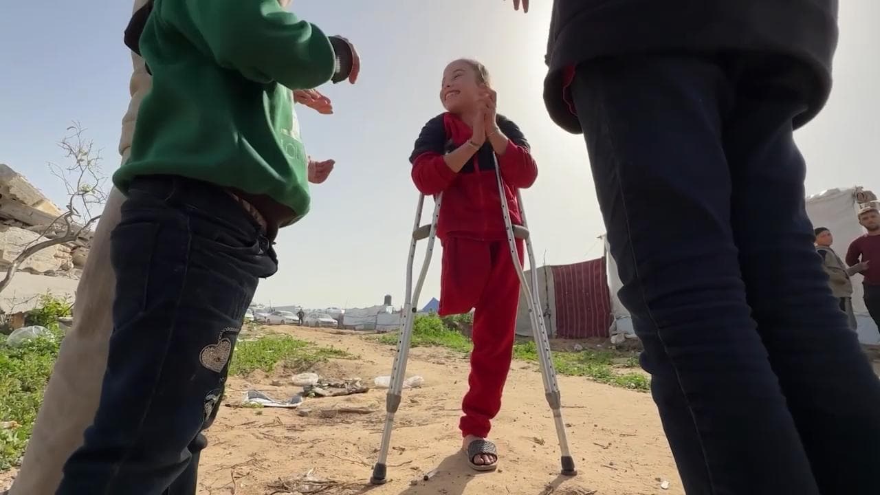 Gaza, Melek 9 anni: orfana e la gamba amputata: "Vorrei una protesi, per giocare e andare a scuola"