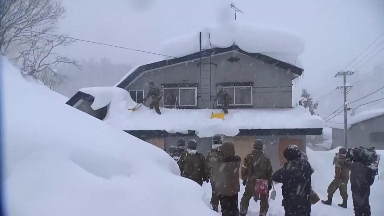 Giappone sotto la neve: Aomori sepolta da una nevicata da record