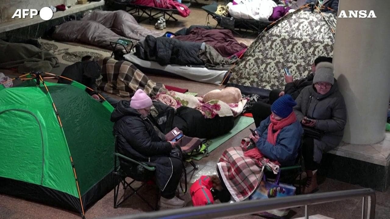 Ucraina, nuovo attacco russo su Kiev: la metropolitana diventa un rifugio
