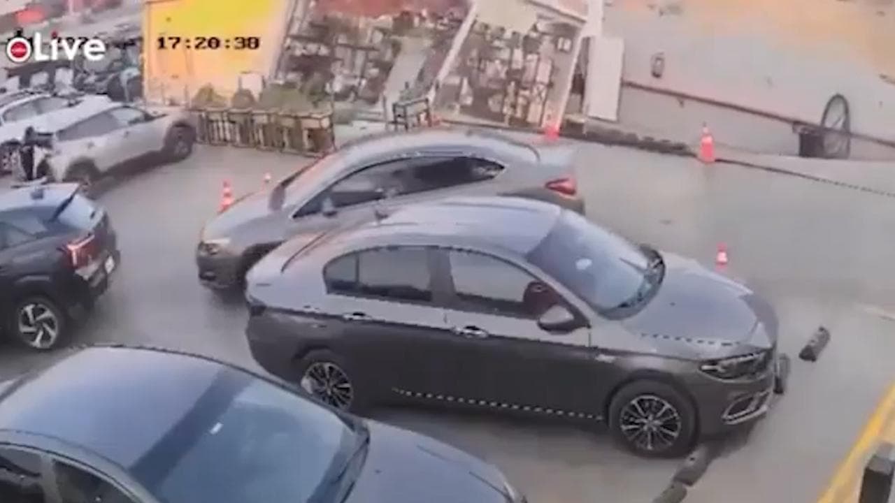 Il Cairo, l'asfalto cede all'improvviso: voragine inghiotte una stazione di servizio
