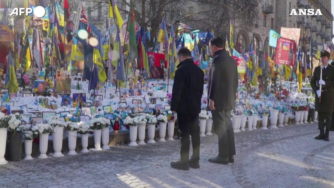 Kiev, Rutte e Zelensky al memoriale dei caduti poche ore dopo l'attacco missilistico russo