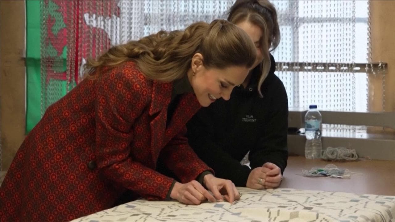 Kate Middleton, alle spalle i mesi più duri: visita in Galles tra telai e manifattura storica