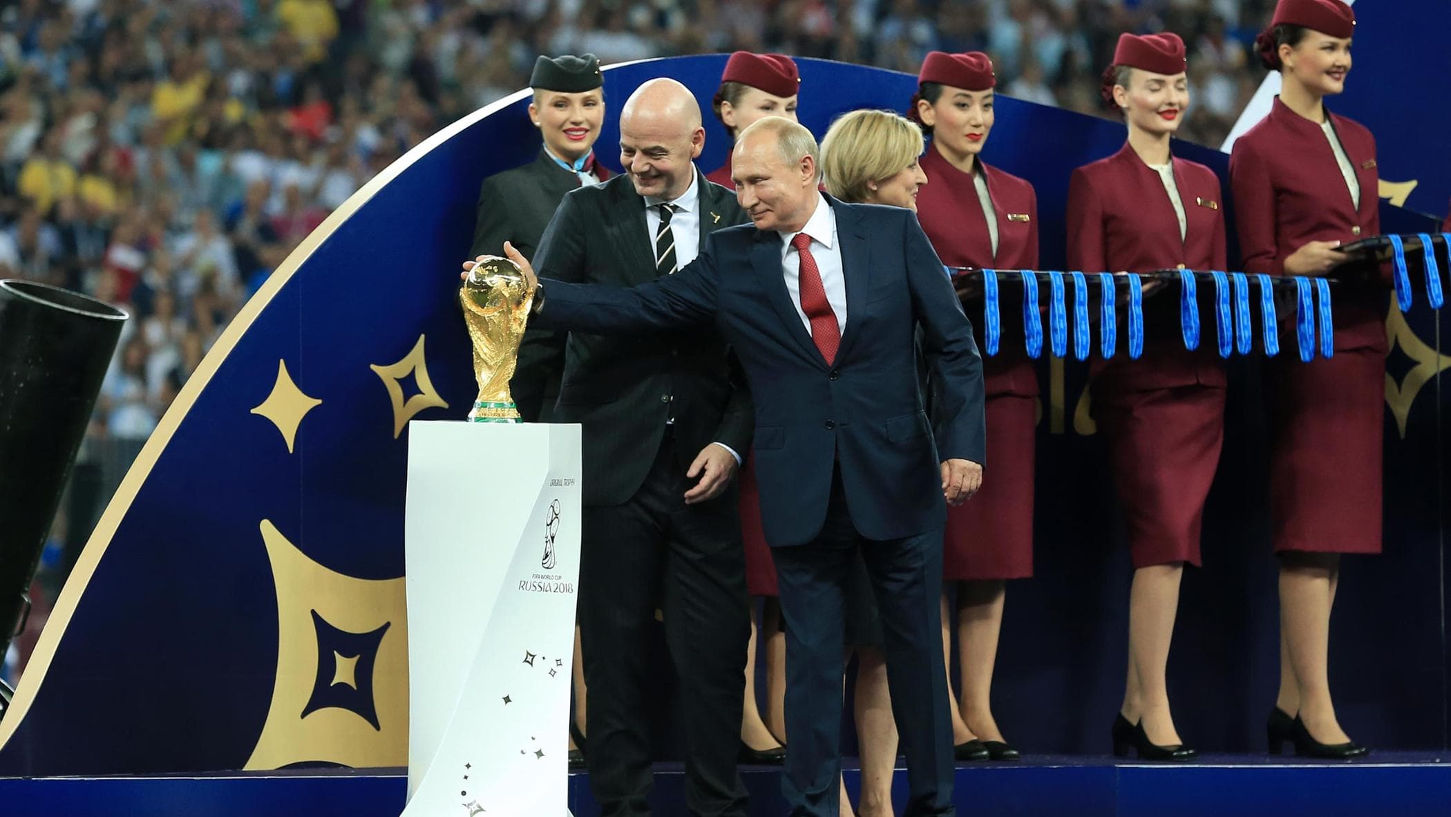 La Russia sfrutta l’assist di Infantino: “Era ora, la Fifa ci riporti nel calcio”. L’ira di Kiev