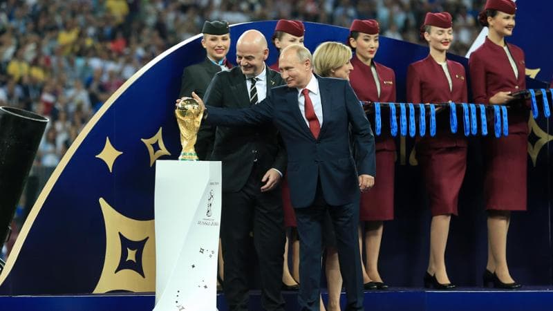 La Russia sfrutta l’assist di Infantino: “Era ora, la Fifa ci riporti nel calcio”. L’ira di Kiev