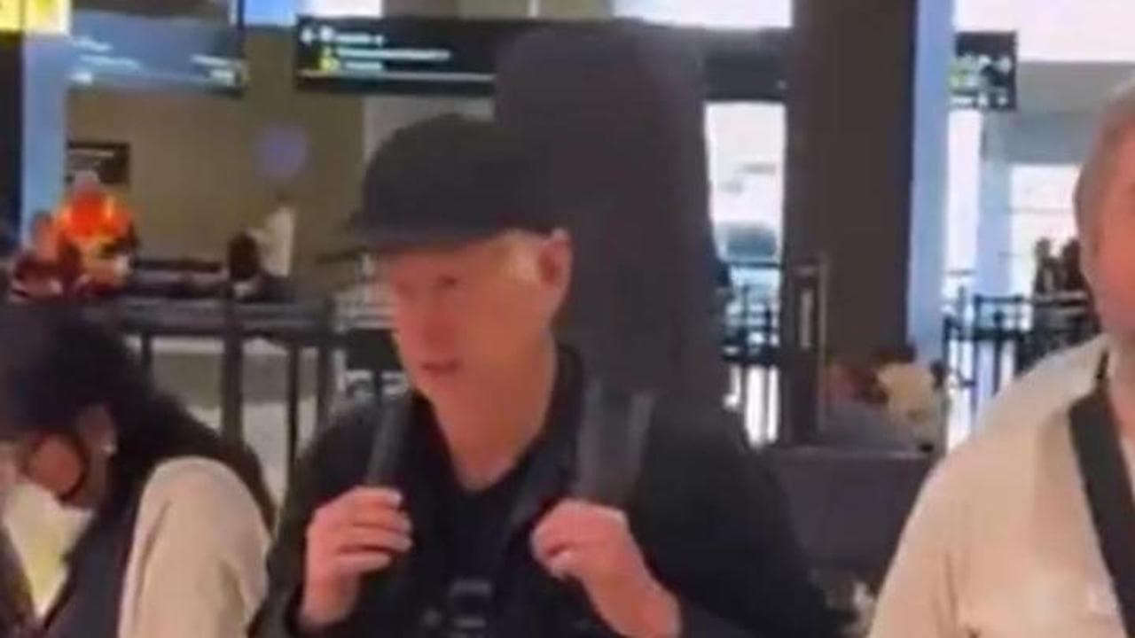 McEnroe perde la calma in aeroporto, lite con un giovane fan