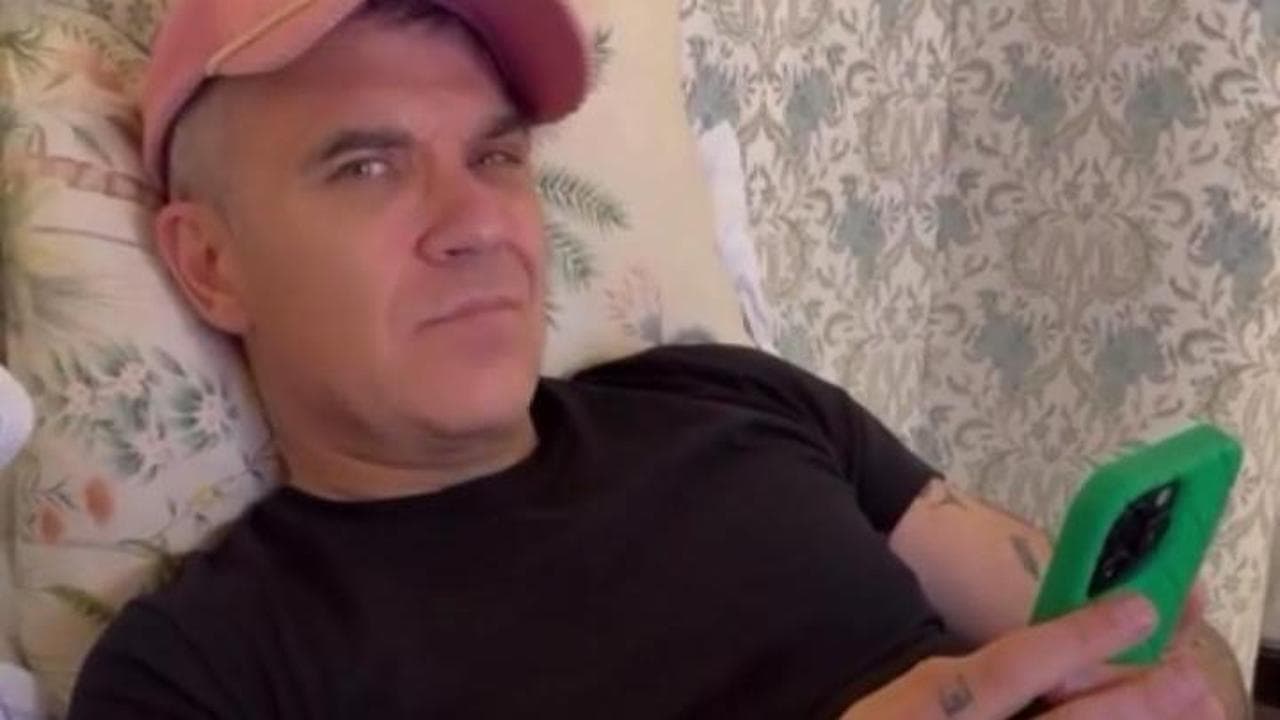 Robbie Williams chiama una fan degli anni '90, ma è tardi: il numero non è più attivo