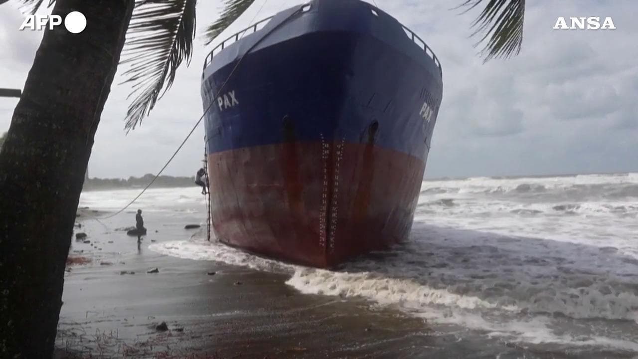 Panama, enorme cargo va fuori controllo e si arena sulla spiaggia: l'equipaggio si cala dal ponte