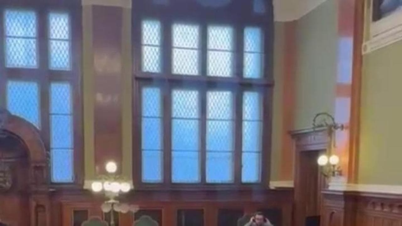 Budapest, la "Salis tedesca" Maja T. in aula in manette: rischia una condanna a 24 anni