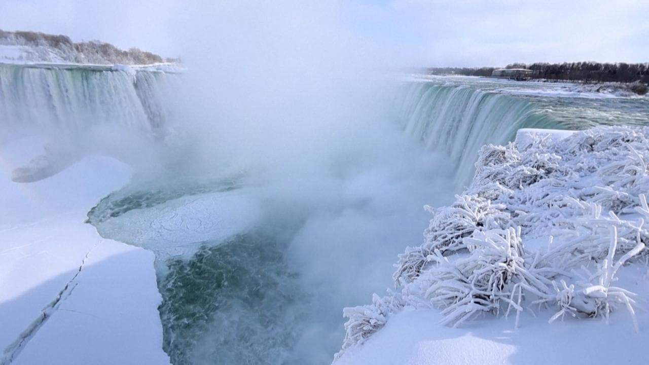 Canada, le cascate del Niagara ghiacciate: lo spettacolo invernale incanta migliaia di turisti