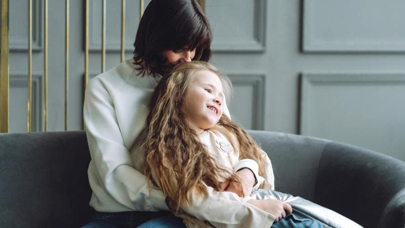 Nel libro Oh William! (Einaudi) di Elizabeth Strout, la protagonista Lucy Barton racconta di non ricordare l’ultima volta che ha preso in braccio sua figlia. Getty Images