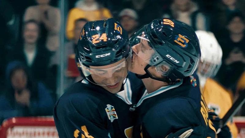 Un'immagine dalla serie Heated Rivalry. In Italia sarà su Hbo Max dal 13 febbraio