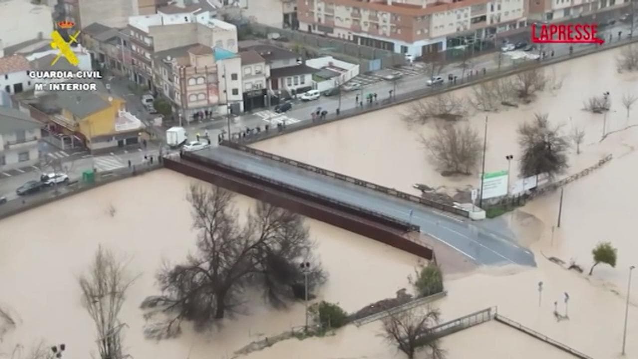 Alluvione in Andalusia, ponti e strade sommersi da acqua e fango: le immagini aeree