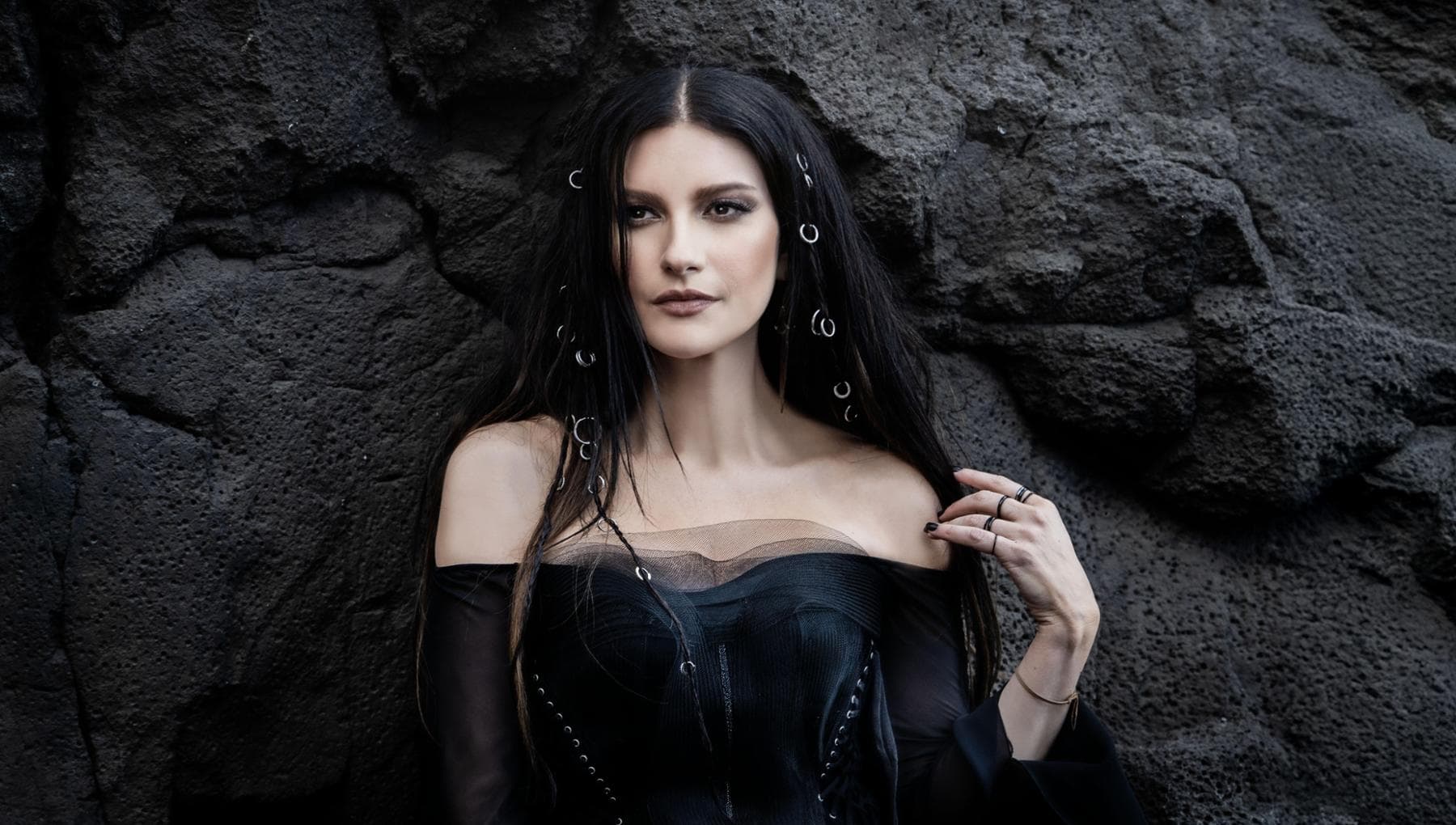 Laura Pausini: “Oggi vivo in gara con me stessa, ma a Sanremo mi tremano le gambe”