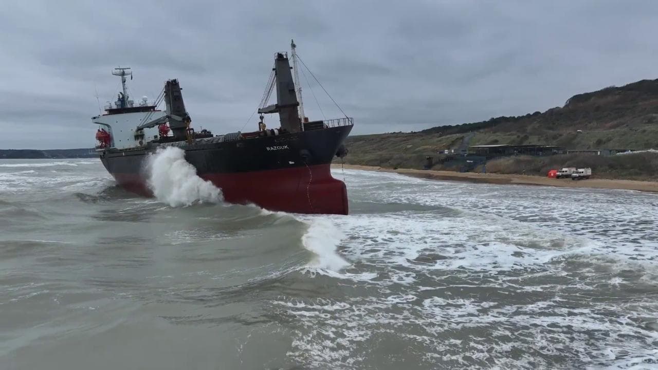 Turchia, tempesta su Istanbul: nave cargo si arena a pochi metri dalla riva