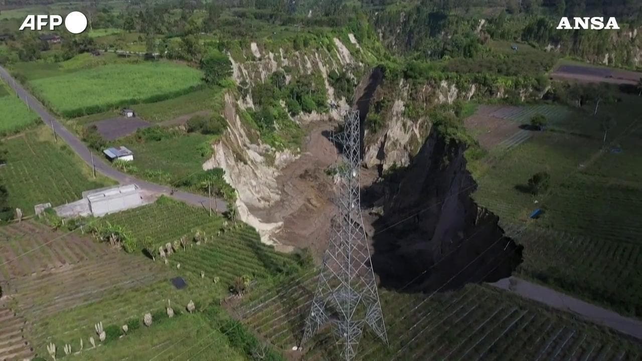 Indonesia, un'enorme voragine inghiotte campi e strade