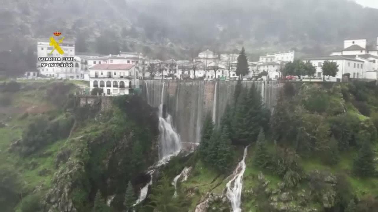 Spagna, le cascate d'acqua dalla cittadina allagata ed evacuata - le immagini dal drone