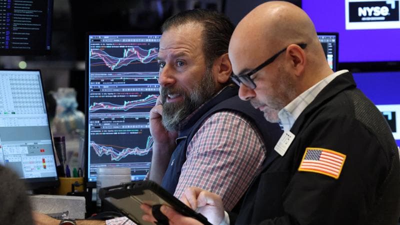 Le Borse di oggi, 6 febbraio. Il Dow Jones oltre 50mila punti: è record. Europa giù. Milano debole