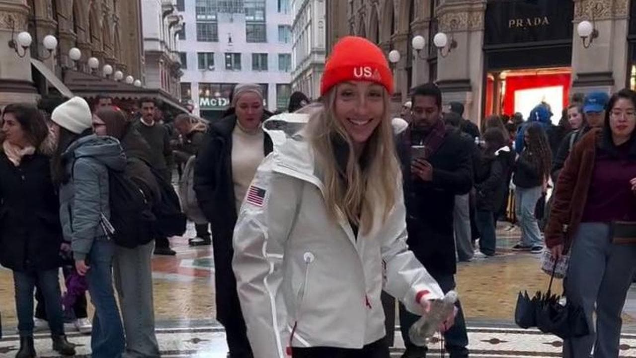 Milano, le atlete americane e il gesto scaramantico nella Galleria del Duomo