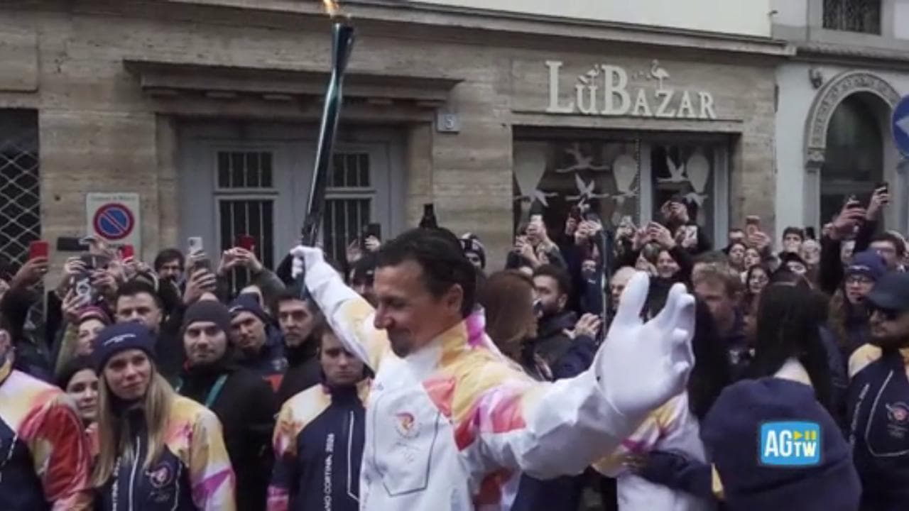 Milano Cortina, Ibrahimovic tedoforo accende la fiaccola con la sua esultanza