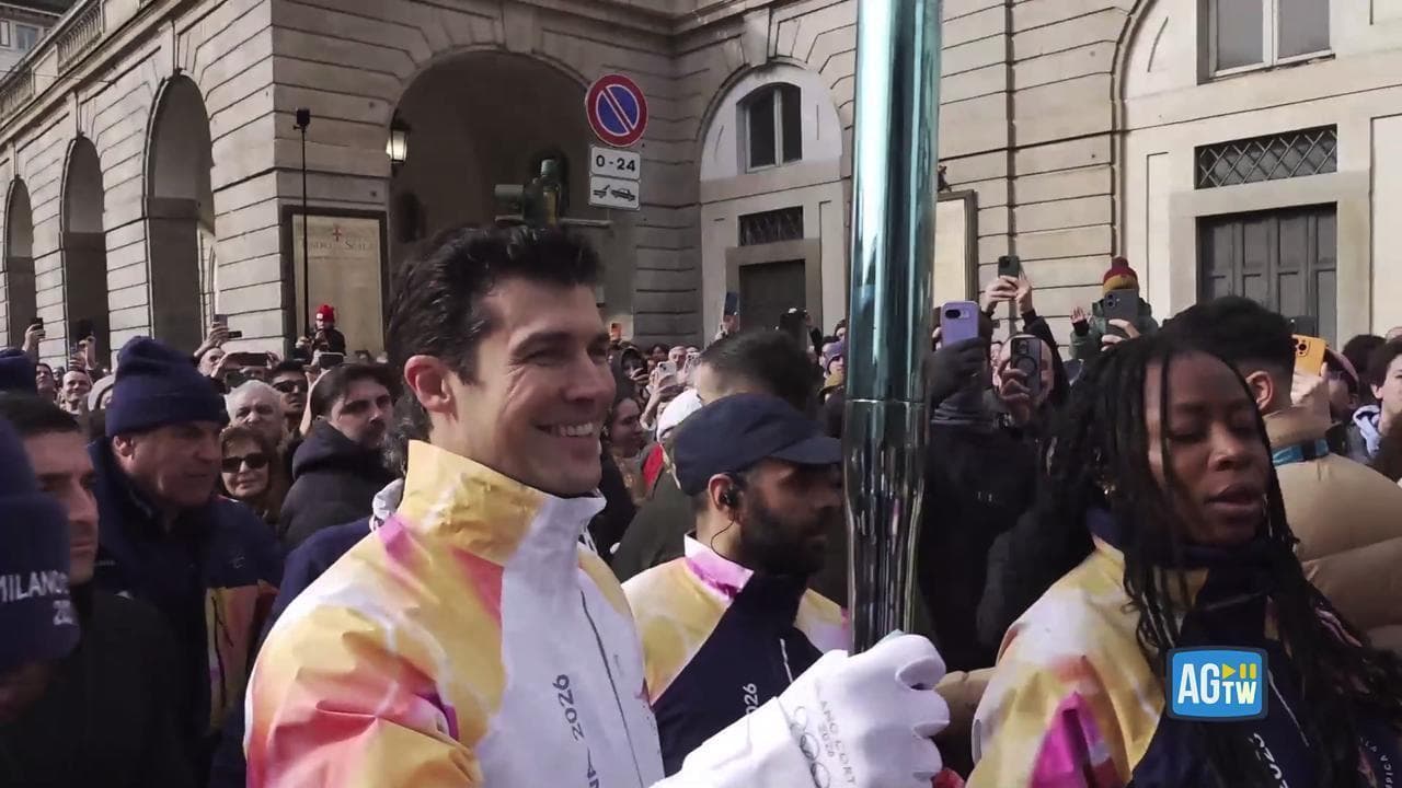 Milano, Roberto Bolle tedoforo-star tra due ali di folla