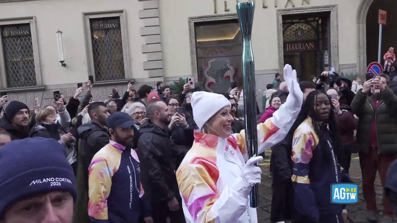 Milano Cortina, Federica Pellegrini tedofora applaudita dalla folla