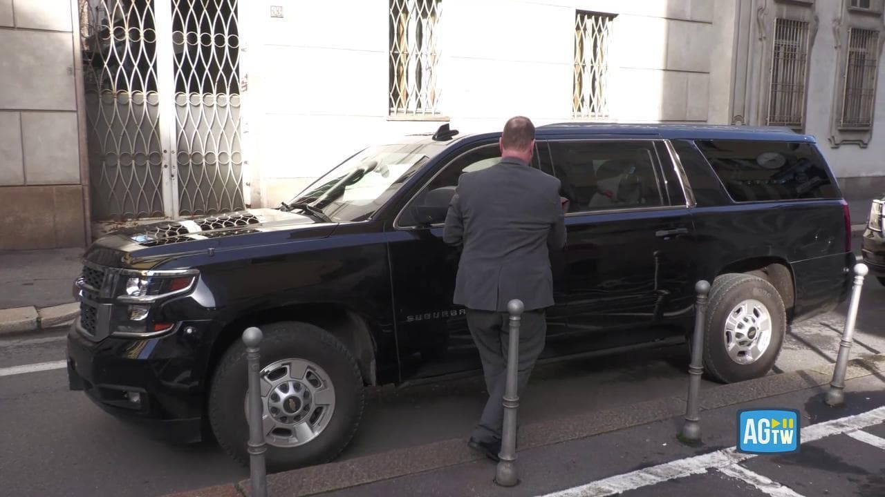 Milano, Vance all’incontro con Meloni: nell'attesa l'auto del vicepresidente Usa viene pulita