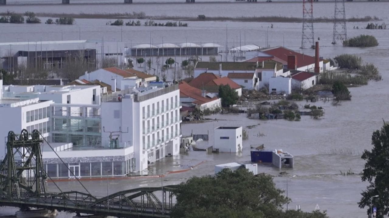 Portogallo, la città sott'acqua dopo il passaggio della tempesta: "Non c'è luce, tutto distrutto"