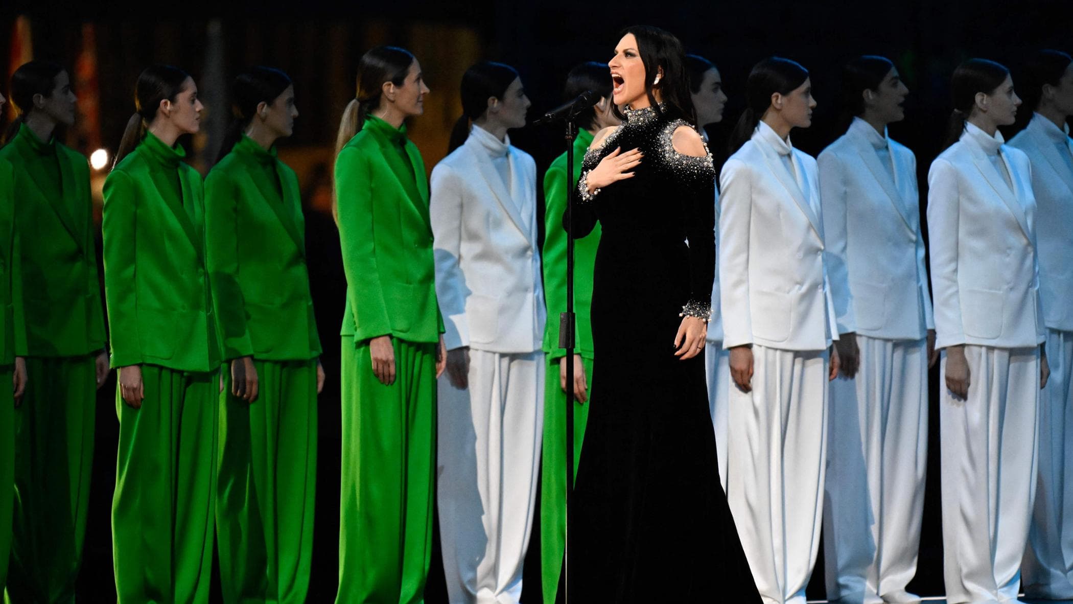 Pausini apre la parata delle star ai Giochi: il suo Inno di Mameli emoziona il mondo