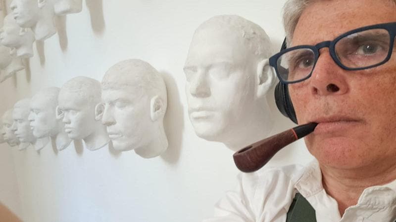 Carlo Guglielmi fotografato nel suo studio di Roma