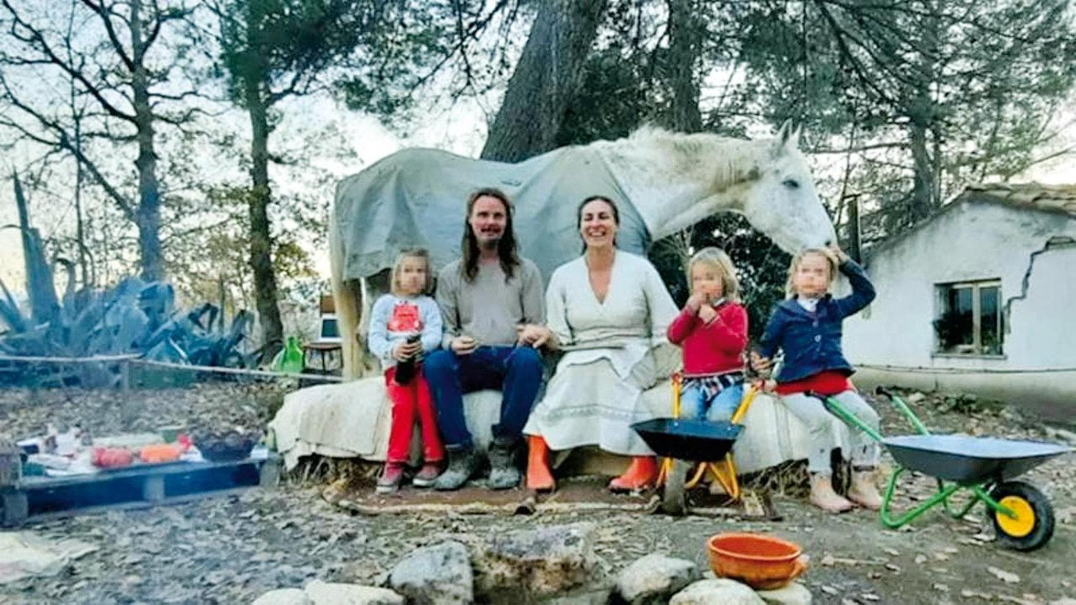 L’appello della nonna dei bambini nel bosco: “Stanno male, dateli a noi”
