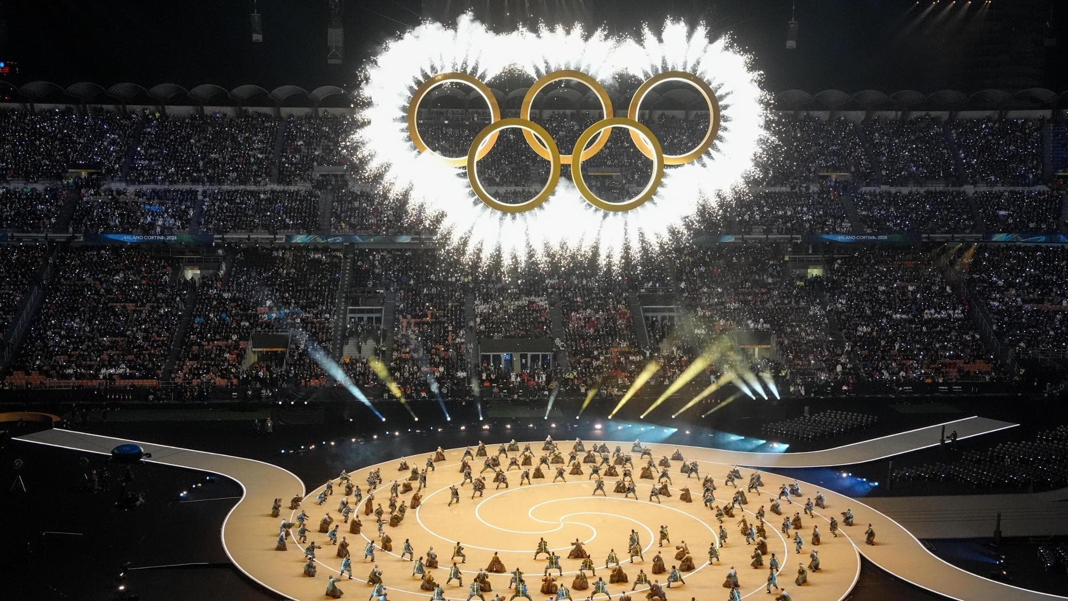 Italia, che show la festa dei Giochi con due bracieri