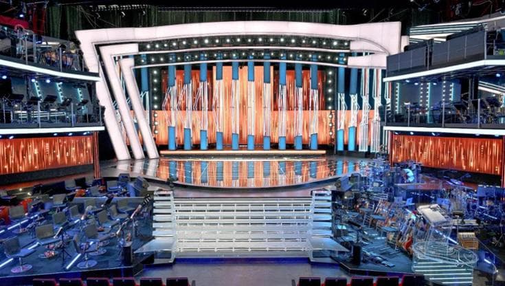 Sanremo 2026, rivelata la scenografia di Bocchini: “Un connubio tra asimmetria e magia musicale”