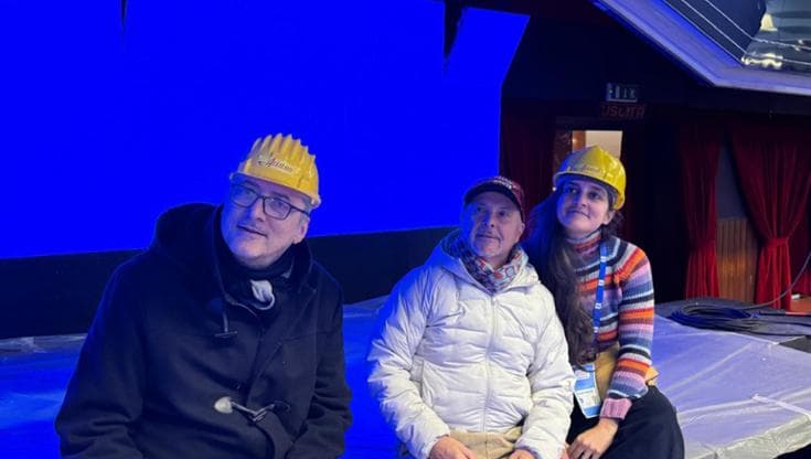 Gianfranco Bruno, animatore della “curva” dell'Ariston, lo scenografo Riccardo Bocchini e Marianna Ferrazzano (falegnameria Rai) nel backstage del 76esimo Festival di Sanremo