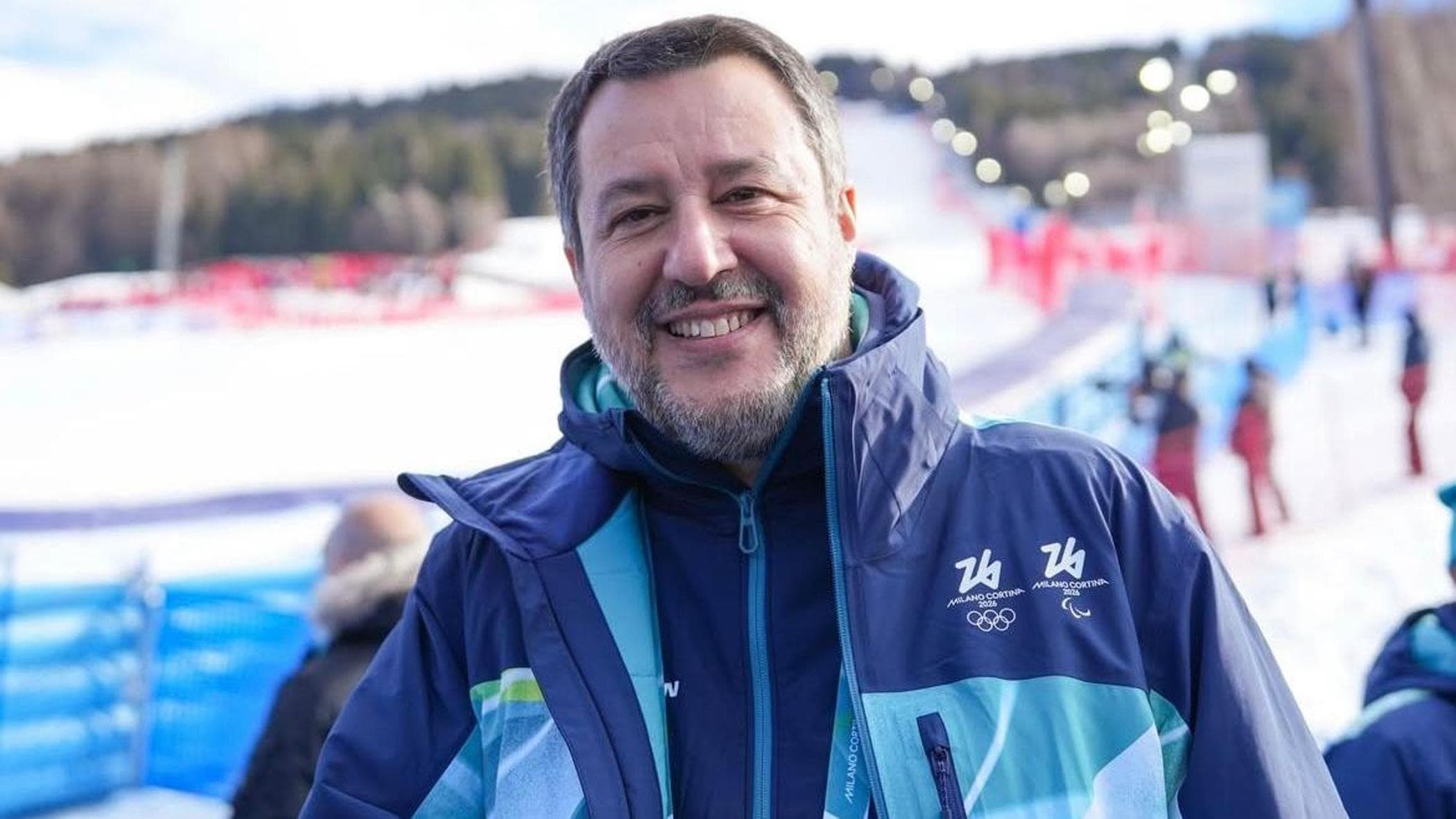 L'imbarazzata passerella di Salvini sulla neve dei Giochi mentre i treni sono in tilt