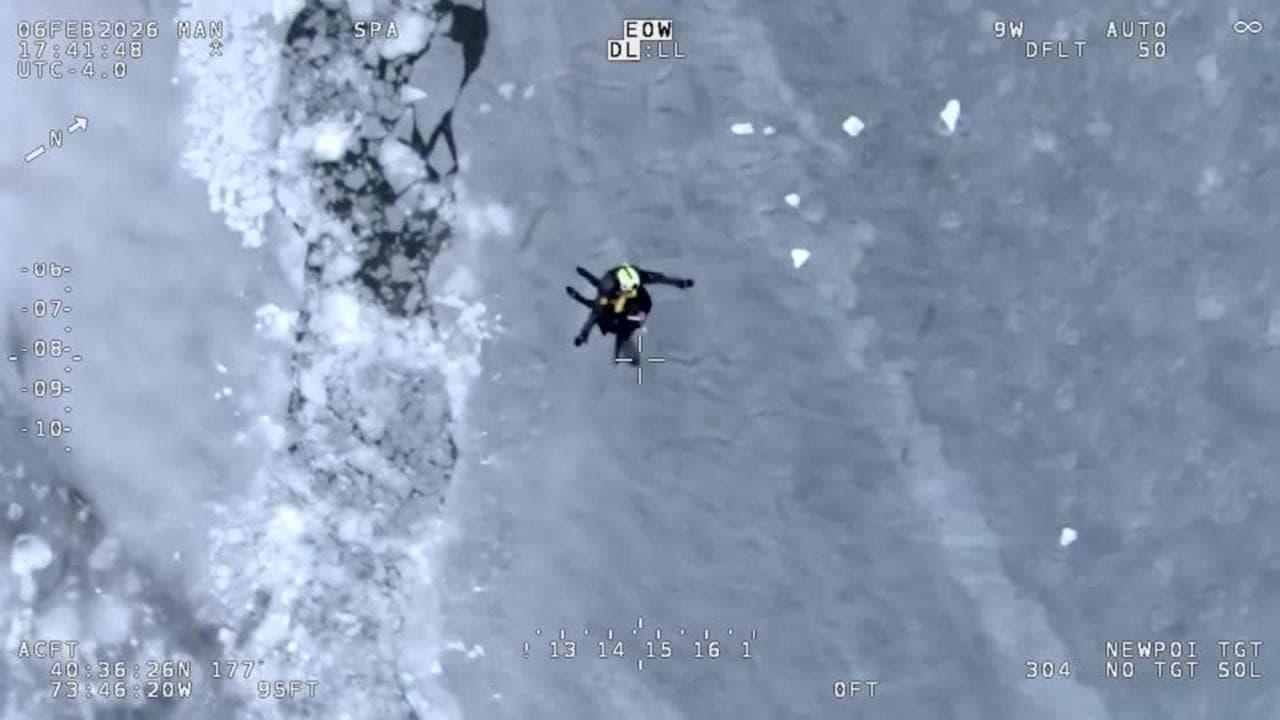 Intrappolati nel ghiaccio, l'intervento di sub ed elicottero: il salvataggio mozzafiato