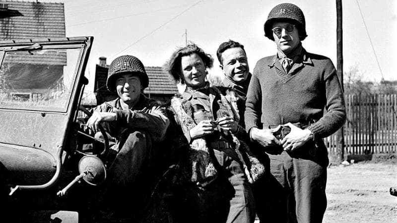 Lee Miller al fronte con i soldati americani nel 1945
