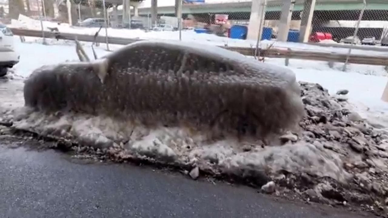 Philadelphia, scoppia conduttura idrica a meno 10 gradi: auto si trasforma in un blocco di ghiaccio