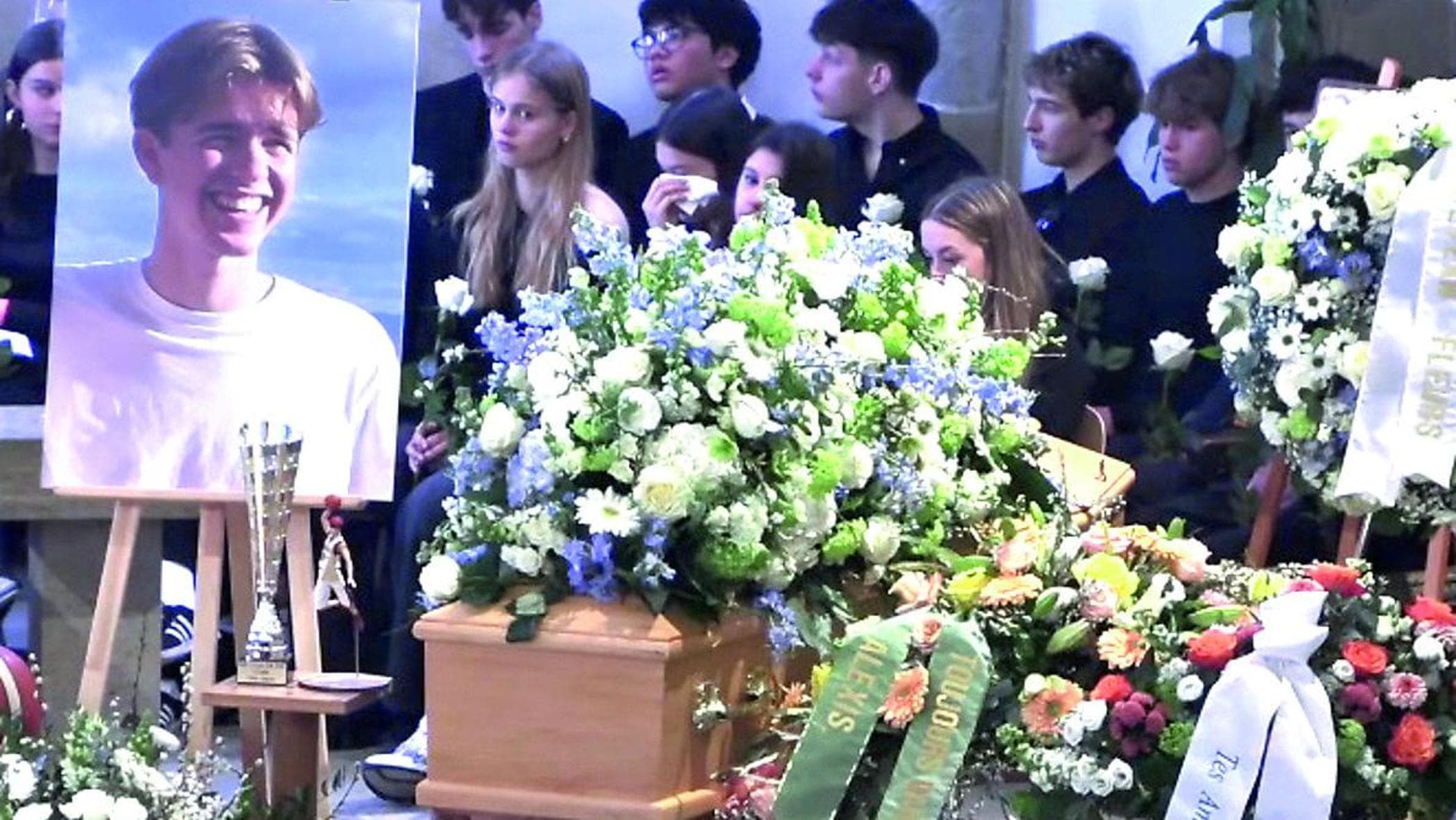 A Lutry, diecimila abitanti e dieci giovani morti a Crans: “Qui per ricordare Alexis”