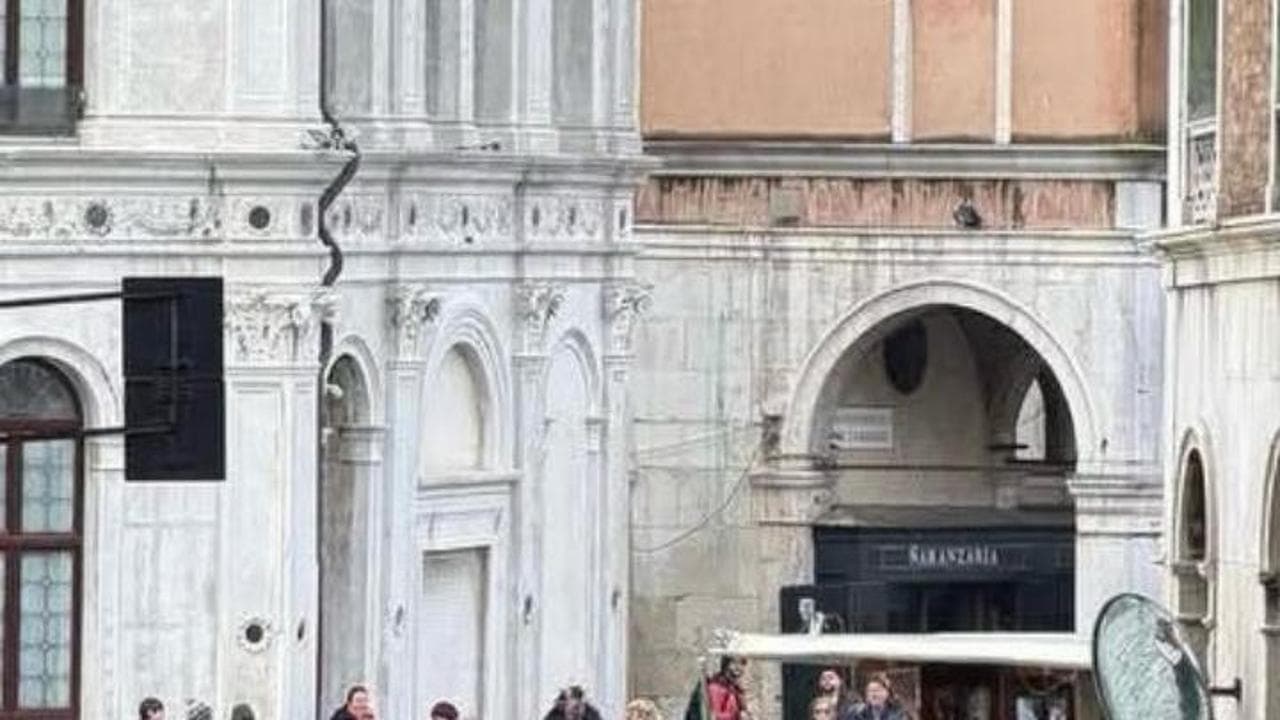 Motoscafo in avaria travolge due gondole a Venezia: momenti di paura in Canal Grande