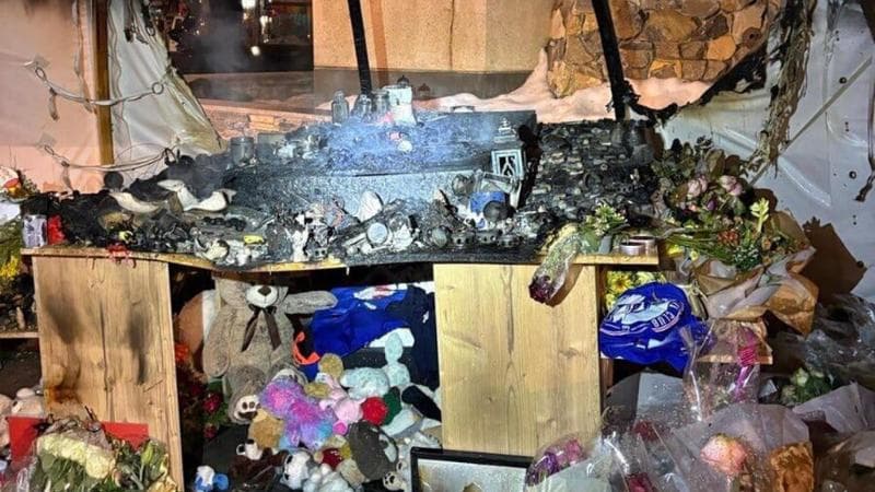 L'intervento delle forze dell'ordine per l'incendio divampato nel memoriale per le vittime de Le Constellation a Crans-Montana
