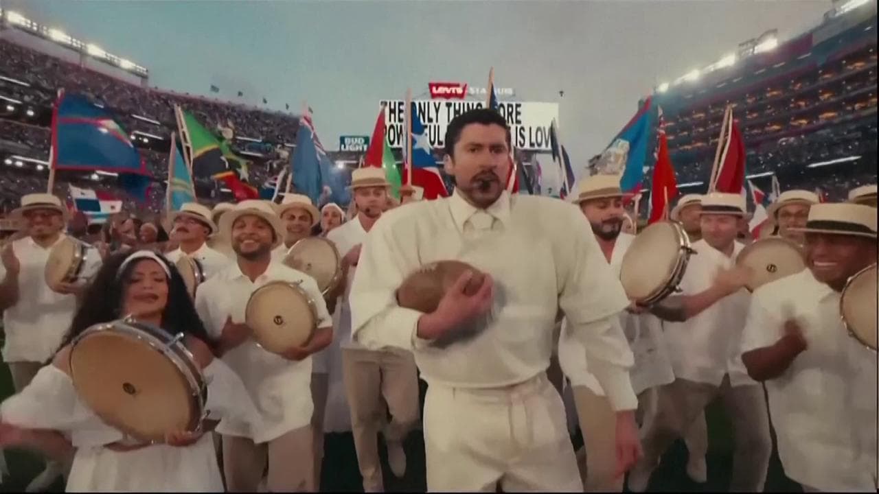 Super Bowl: Bad Bunny trasforma il suo show in un inno all'America unita