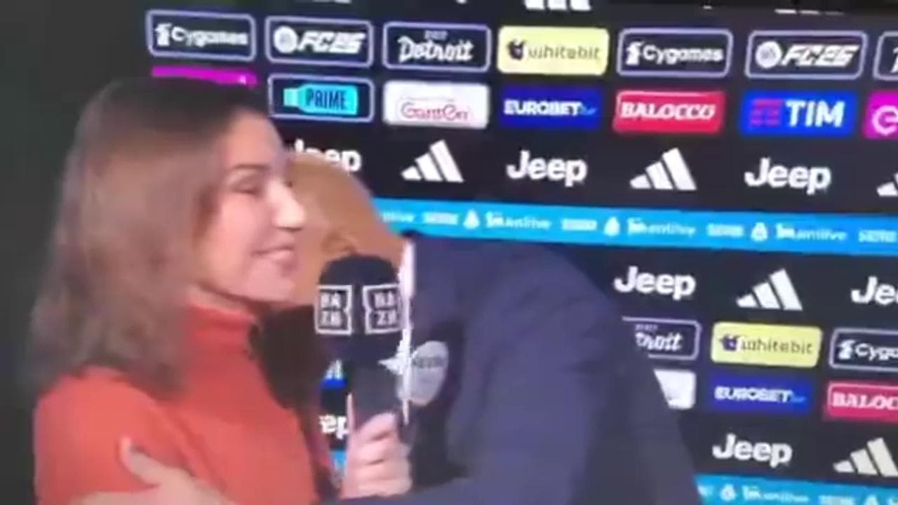 Spalletti bacia a sorpresa la giornalista in diretta: "Cosa è un contatto?"
