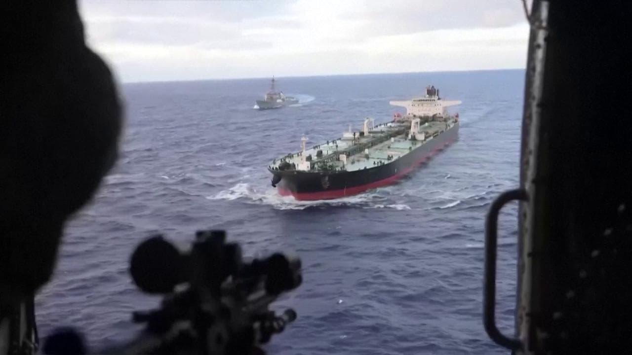 Oceano indiano, truppe americane inseguono e poi abbordano una petroliera legata al Venezuela