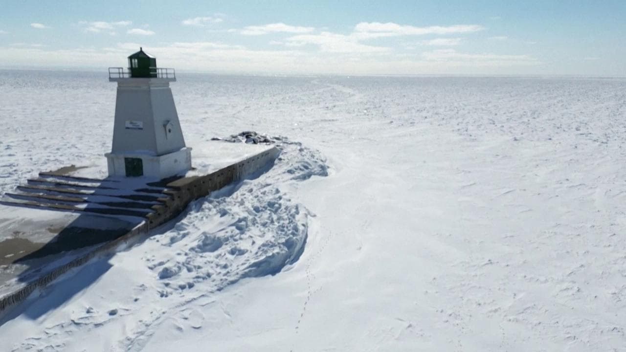 Il lago Erie ghiacciato diventa un deserto bianco